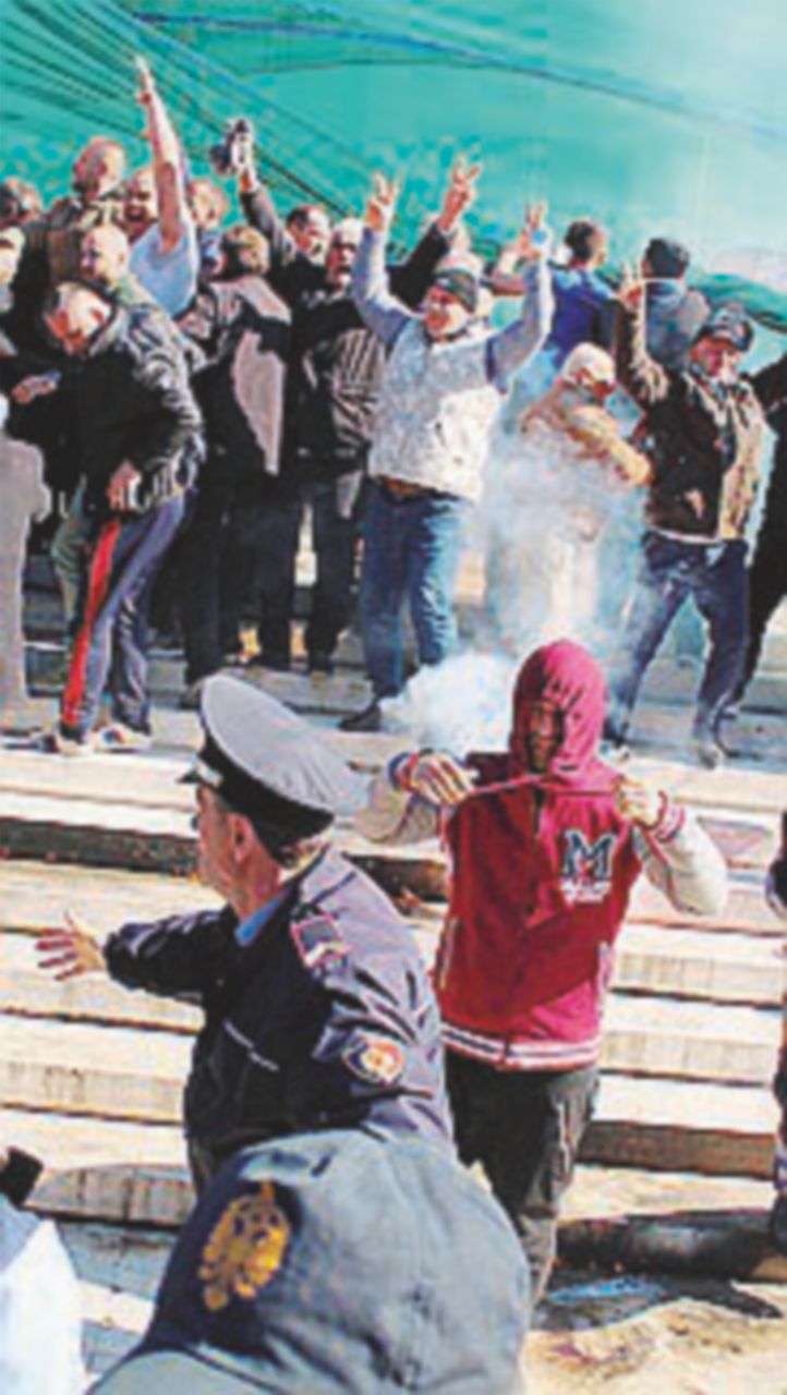 Albania, un film già visto: assediata la casa del premier