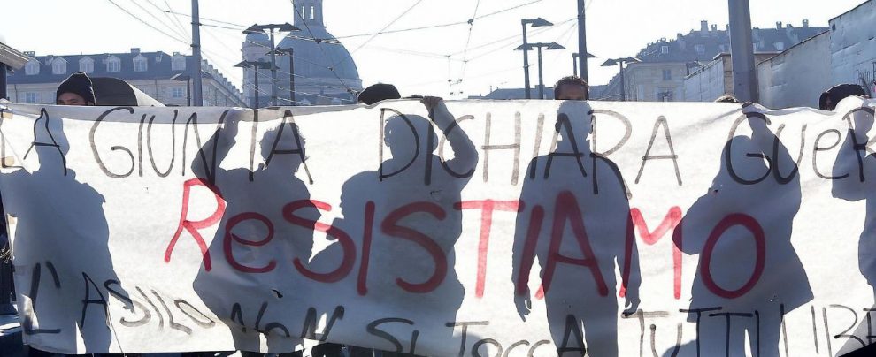 Un momento del corteo a Porta Palazzo - Ansa Gli anarchici di nuovo in borgo Aurora: “Appendino e 5 Stelle, siete il partito della polizia”