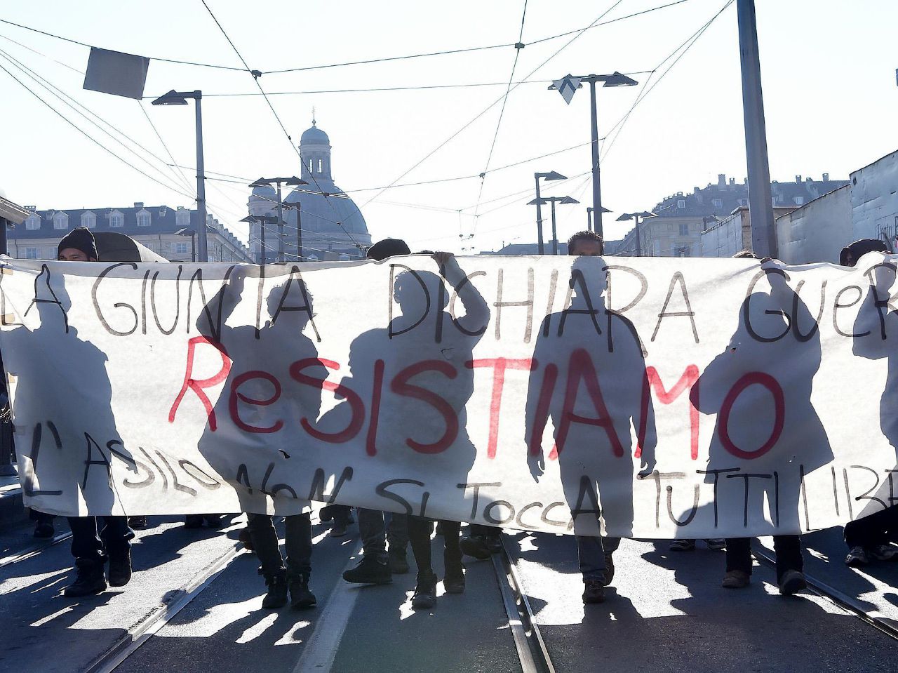 Copertina di Gli anarchici di nuovo in borgo Aurora: “Appendino e 5 Stelle, siete il partito della polizia”