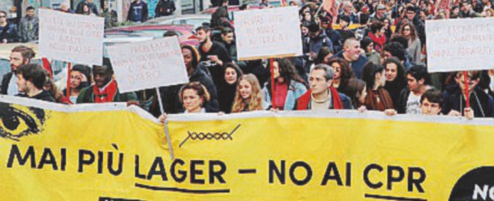Il corteo a Milano - Ansa Diecimila in marcia contro la riapertura di via Corelli. Flash mob in piazzale Loreto