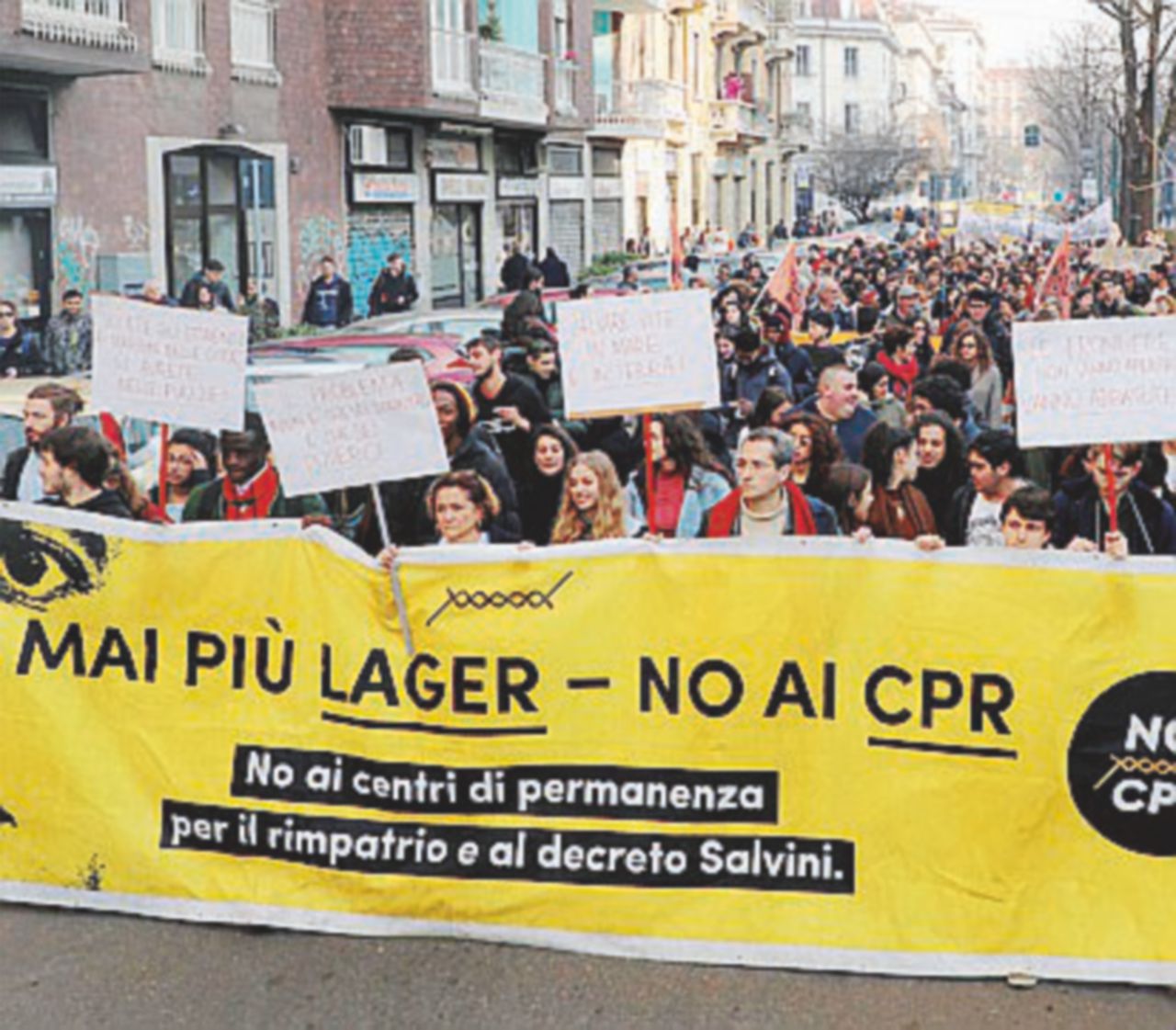 Il corteo a Milano - Ansa Diecimila in marcia contro la riapertura di via Corelli. Flash mob in piazzale Loreto