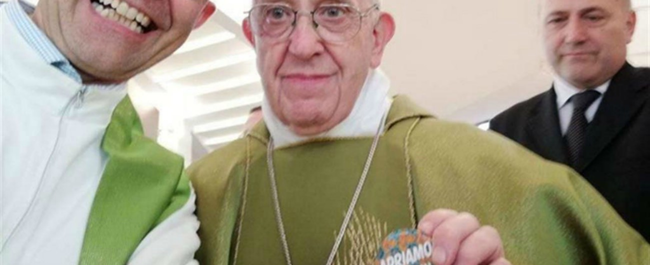 Migranti, Papa Francesco si fa il selfie con una spilla con la scritta: “Apriamo i porti”
