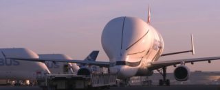 Copertina di Il gigante dei cieli entra in azione: il BelugaXL compie il primo volo con parte di un altro aereo nel proprio “pancione”