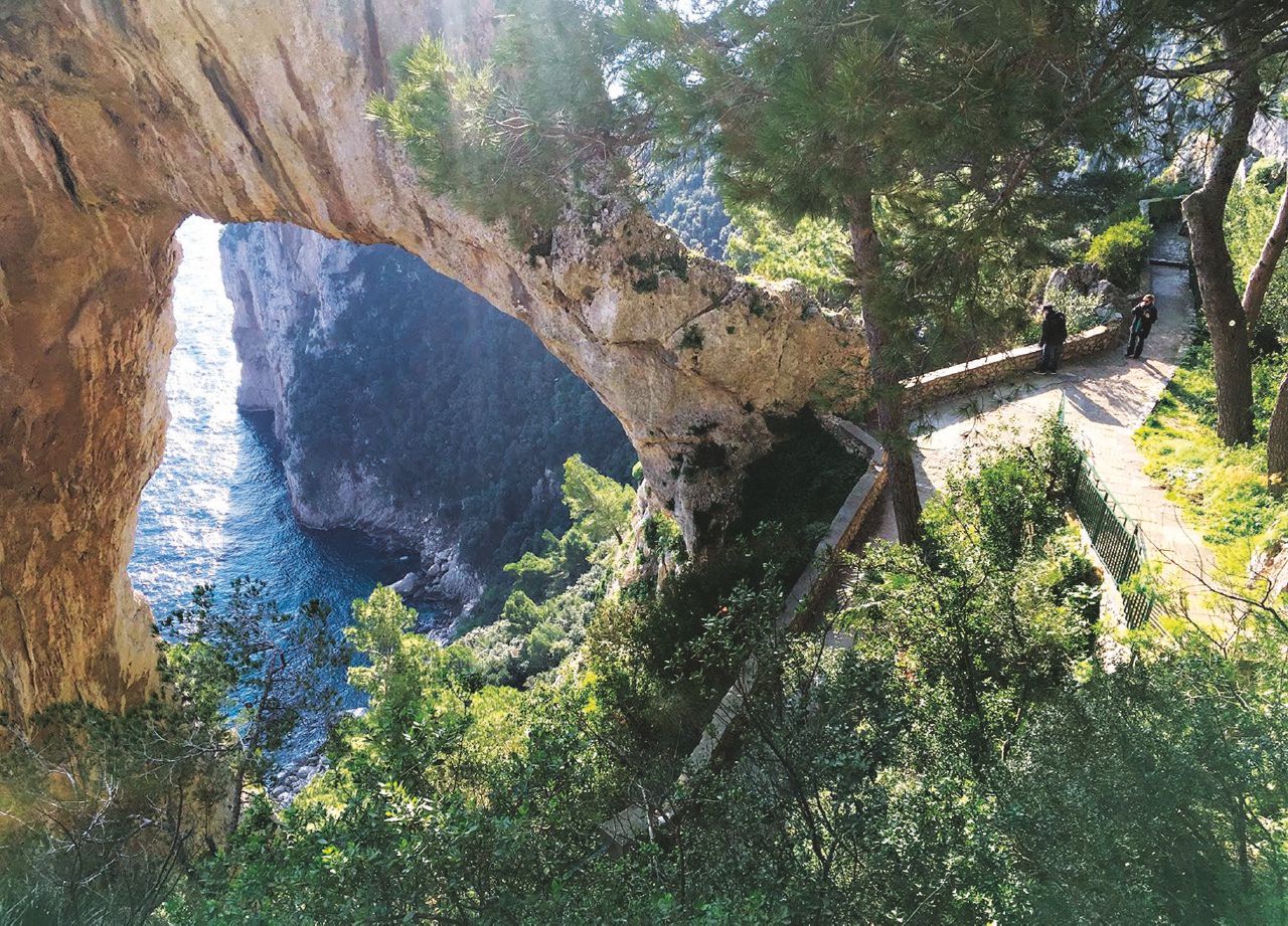 Copertina di Così il belvedere di Capri è diventato proprietà privata