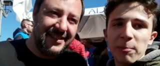 Copertina di Si finge fan di Salvini per chiedergli un selfie, ma poi lo sfotte: “Più accoglienza e più…”. E il video del ragazzo sardo diventa virale