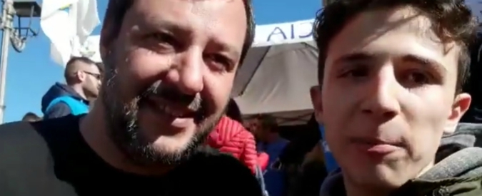 Si finge fan di Salvini per chiedergli un selfie, ma poi lo sfotte: “Più accoglienza e più…”. E il video del ragazzo sardo diventa virale