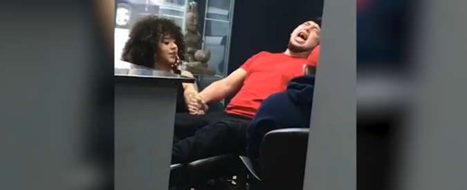 Copertina di Quando il tatuaggio è più doloroso del previsto. Lui urla come un ossesso mentre lei se la ride: “Ma davvero?”