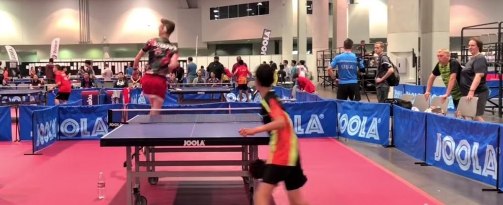 Adam Bobrow li macchia tutti, le sue  prodezze sul tavolo da Ping pong lasciano pubblico e avversari a bocca aperta