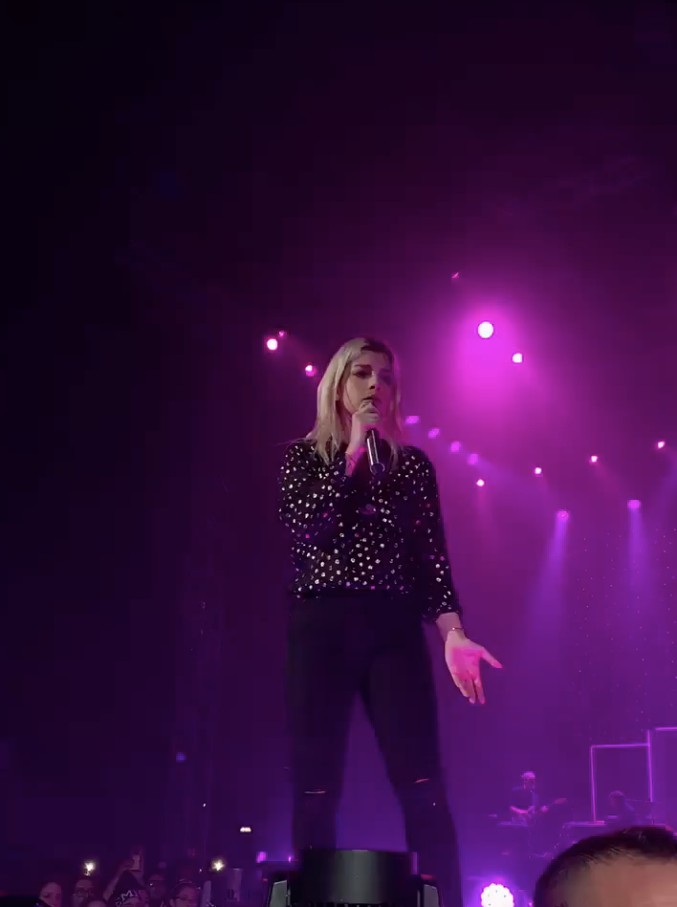 Copertina di Emma Marrone ferma il concerto: “Qualcuno sta morendo?”. Ma le cose non sono come sembrano