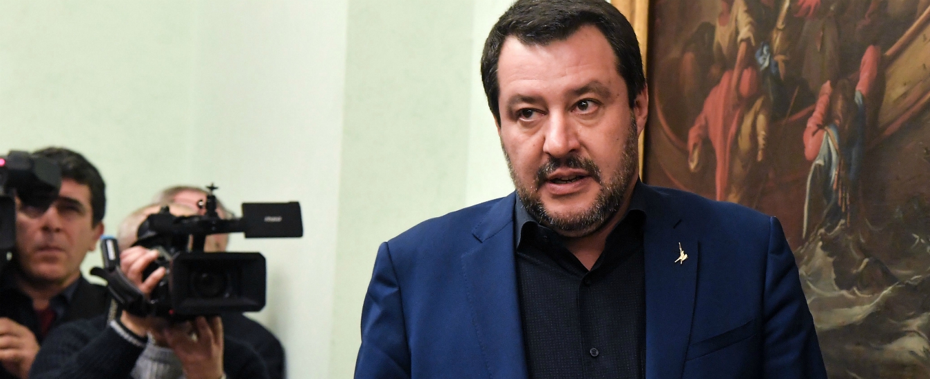 Droga, Salvini presenta disegno di legge: “Aumentiamo la pena per chi spaccia e basta con la modica quantità”