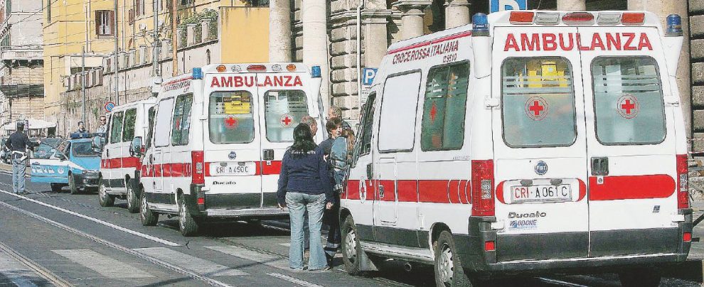 Problemi di bilancio - Ambulanze della Croce Rossa Italiana per le strade di Roma Croce Rossa in rosso: gli enti non pagano, lavoratori senza stipendio da novembre