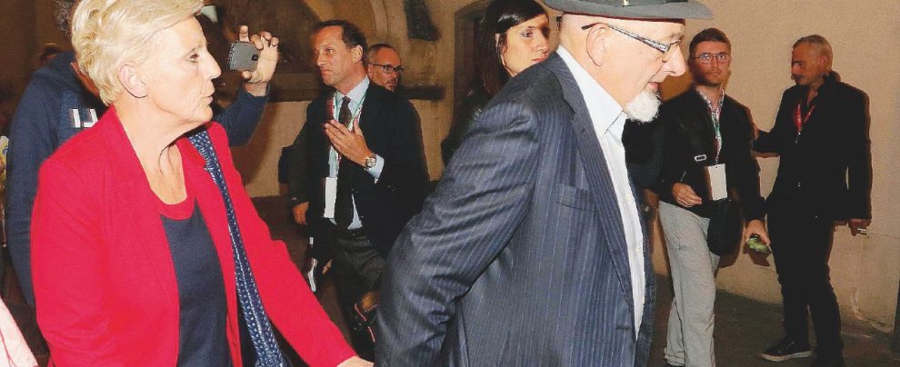 I genitori. Tiziano Renzi e Laura Bovoli Fatture false, i genitori di Renzi ai domiciliari. I pm: “Le coop costituite per non pagare tasse e contributi”