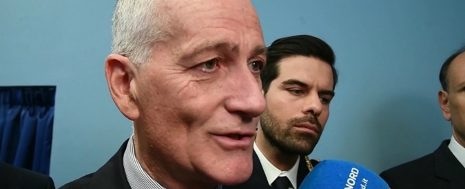 Copertina di Gabrielli (capo della Polizia) difende Salvini: “Lui con le divise? Può farlo, ci rappresenta. È gesto d’attenzione”