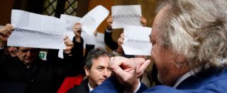 Diciotti, la giunta dice No al processo per Salvini. Pd protesta, Giarrusso fa gesto manette. Bonafede: ‘Non si permetta’