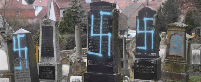 Copertina di Francia, profanato cimitero ebraico in Alsazia: svastiche sulle lapidi. In migliaia in marcia a Parigi contro l’antisemitismo