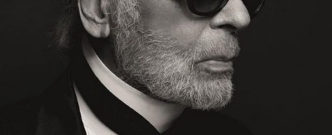 Karl Lagerfeld è morto a 85 anni: stilista e icona pop, fu l’unico designer a lavorare in contemporanea per tre griffe. La sua eredità? Andrà alla gatta Choupette