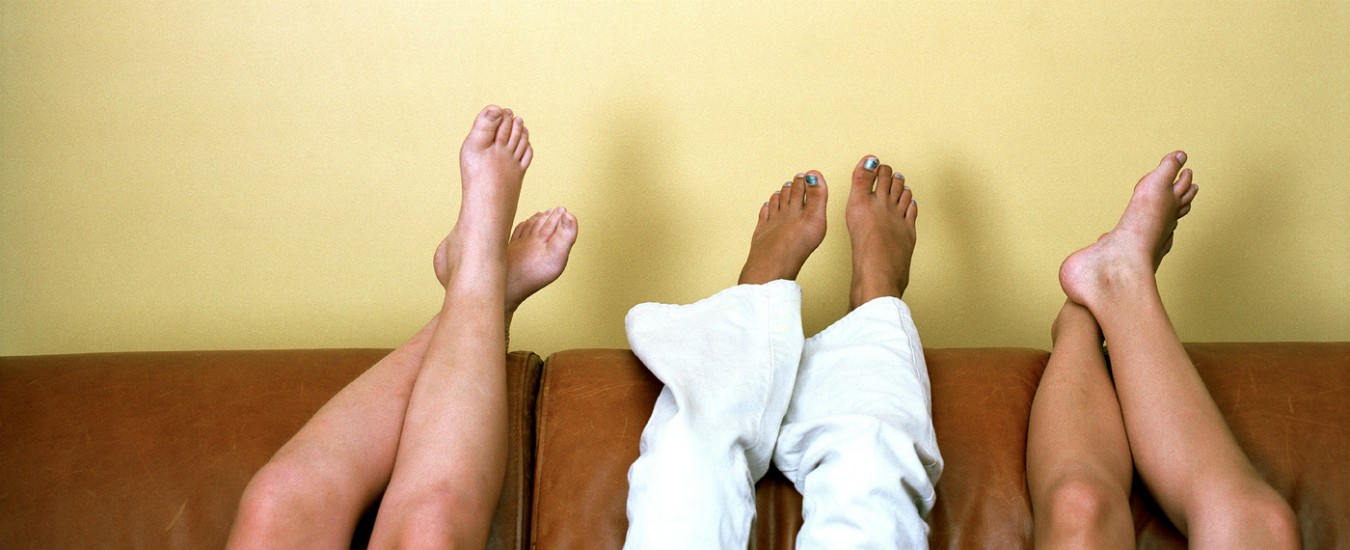 Copertina di Smalti, deodoranti e cosmetici: perché le bambine sviluppano più precocemente