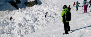 Copertina di Svizzera, valanga travolge sciatori: almeno dieci persone sepolte. Quattro tratti in salvo