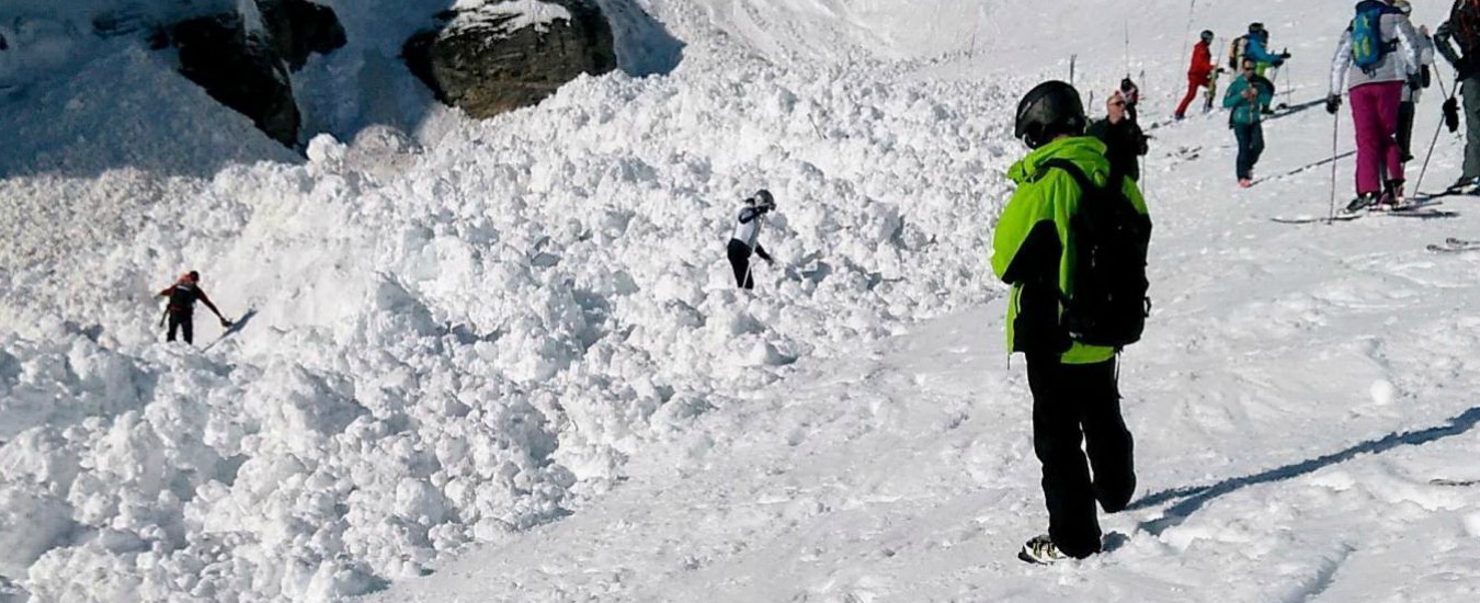 Svizzera, valanga travolge sciatori: almeno dieci persone sepolte. Quattro tratti in salvo