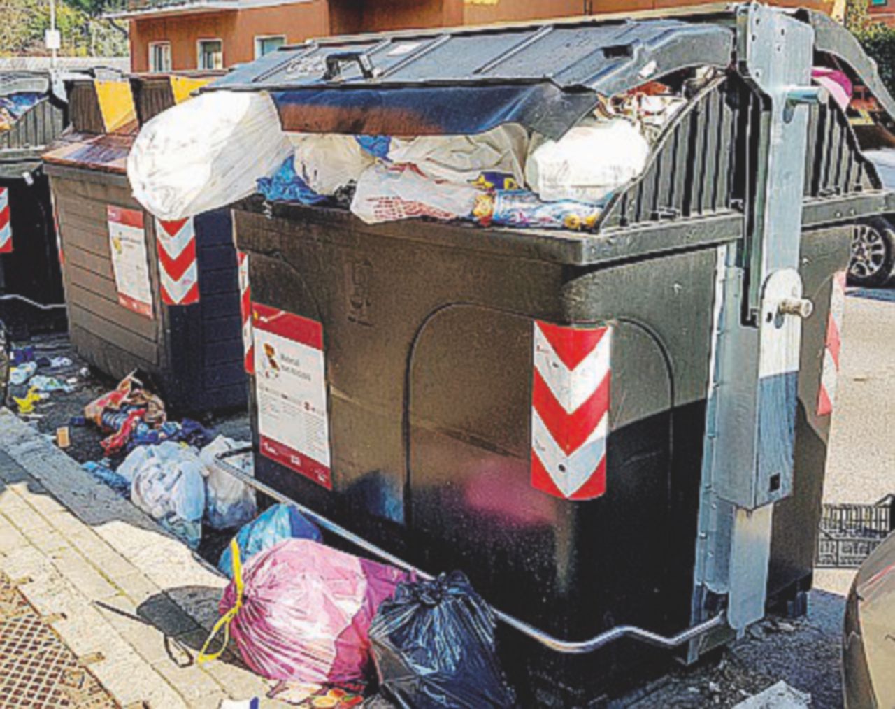 Copertina di La filiera del riciclaggio rifiuti dei dipendenti “infedeli” Ama: mazzette, sabotaggi e roghi