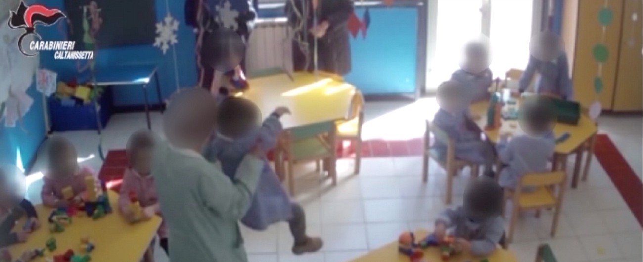 Copertina di Caltanissetta, urla e botte ai bambini in classe. Maestra d’asilo sessantenne incastrata dalle telecamere