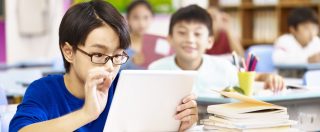 Copertina di Meno tablet in aula e a casa, più tempo all’aria aperta: le proposte cinesi per salvare la vista degli studenti