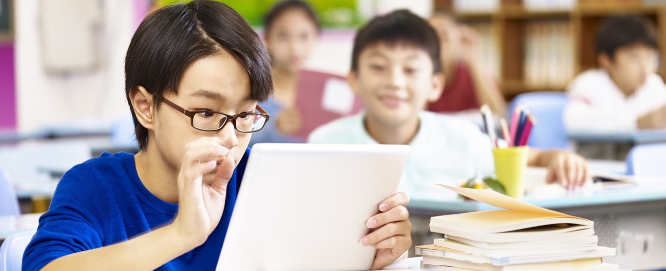 Meno tablet in aula e a casa, più tempo all’aria aperta: le proposte cinesi per salvare la vista degli studenti