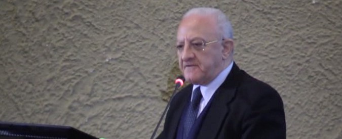 Copertina di De Luca: “Giulia Grillo ha assunto mental coach? Scelta necessaria, anzi urgente”. Poi esagera: “Riaprite i manicomi”