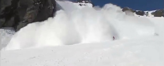 Copertina di Svizzera, morto uno degli sciatori travolti dalla valanga. Gli amici sulla pista filmano la slavina: il boato poi la fuga