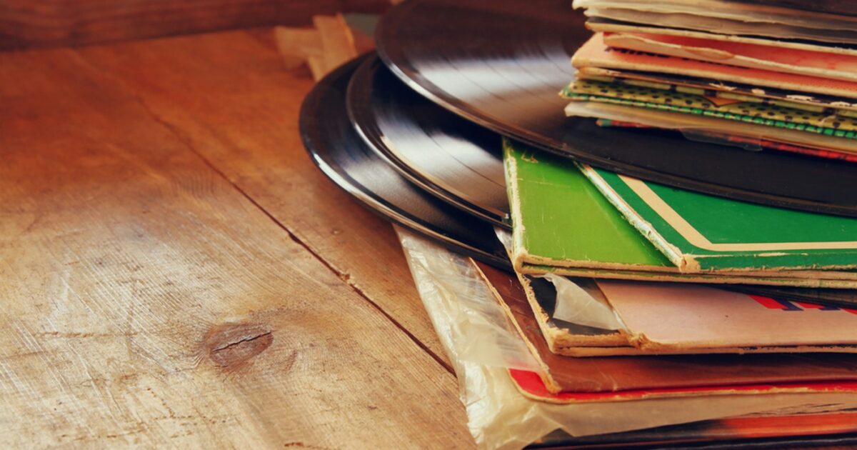 I vinili continuano a crescere: nel 2025 un aumento del 24% rispetto all’anno precedente, generando 54.8 milioni di ricavi. Il merito? Il super fan che ama le edizioni speciali e i prodotti da collezione