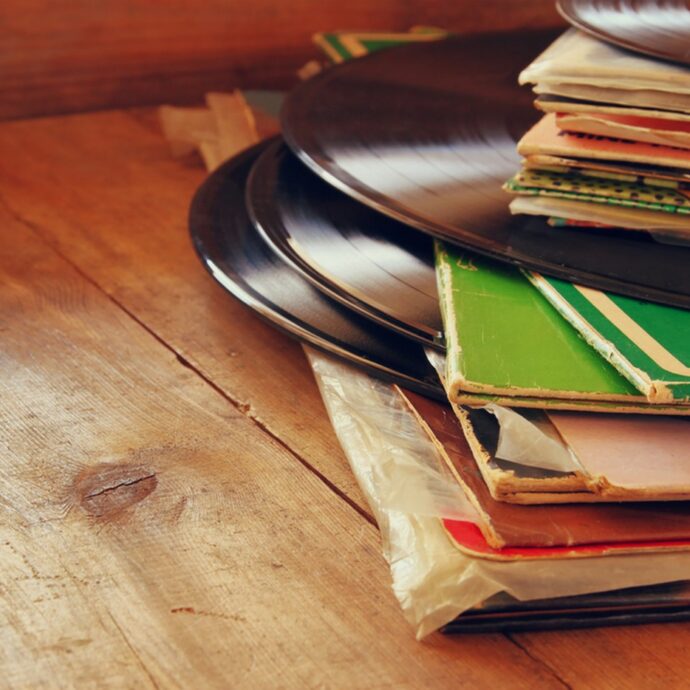 I vinili continuano a crescere: nel 2025 un aumento del 24% rispetto all’anno precedente, generando 54.8 milioni di ricavi. Il merito? Il super fan che ama le edizioni speciali e i prodotti da collezione