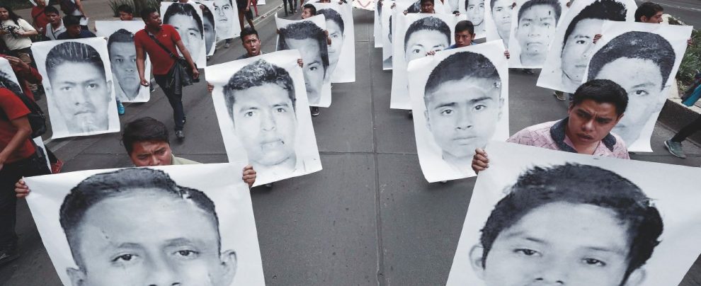 Disoccupati e studenti - Tra gli scomparsi 43 studenti e 60 giovani adescati dai narcos con un’offerta di lavoro, in parte ritrovati nelle fosse comuni di Jalisco - Ansa Premiata ditta Rapimenti & C.
