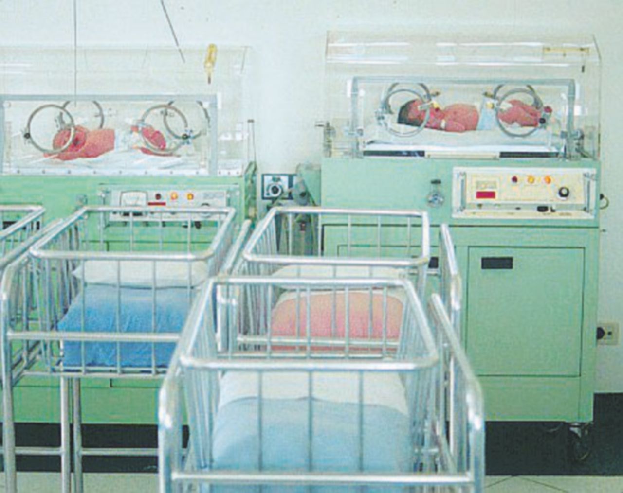 Copertina di Muore un neonato di 20 giorni: “È rinite, fategli un aerosol” Ma era polmonite fulminante