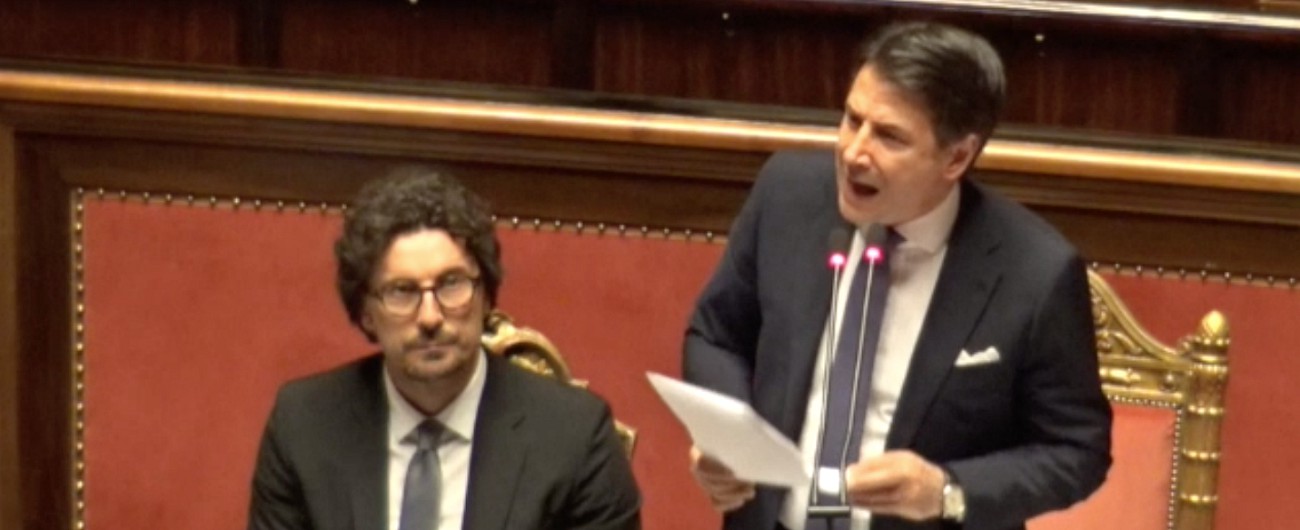 Copertina di Conte: “Nessuna manovra correttiva”. Pd e Forza Italia lo attaccano: “Staccato da realtà, continuate a raccontare bugie”