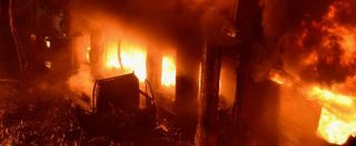 Copertina di Bangladesh, incendio in alcuni palazzi a Dacca: almeno 80 morti. “Negli edifici c’era un deposito di sostanze chimiche”