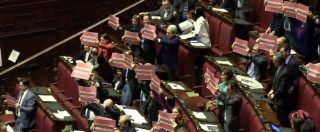 Copertina di Tav, bagarre in aula dopo il voto sulla mozione. Pd espone cartelli: “Salva Salvini – Boccia la Tav”
