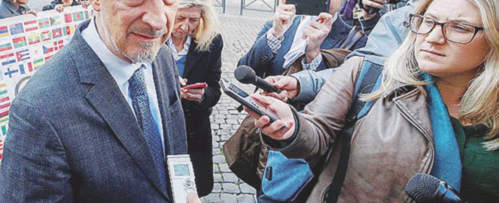 Quattro giorni di incontri - Peter Isely, responsabile di un’associazione di vittime del clero davanti alla sede della conferenza - Ansa “Fate i nomi o sarete spazzati via”