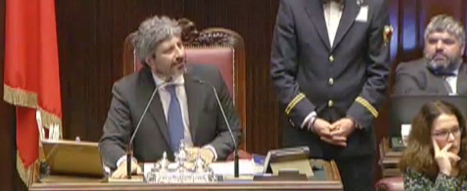 Copertina di Fico si incarta in Aula: “Vaglio di ammissibilità ammissibile… vaglio rimane vagliato, chiaramente”