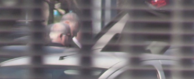 Copertina di Caso Maugeri, Roberto Formigoni si costituisce al carcere di Bollate accompagnato dal suo legale