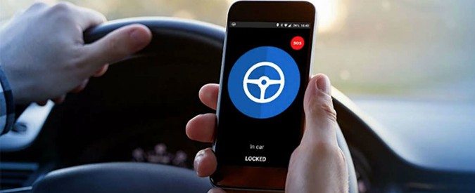 Smartphone alla guida, arriva Safe Drive Pod contro le distrazioni da notifica