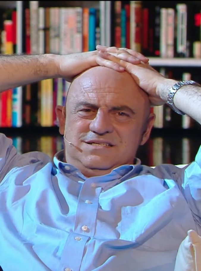 Copertina di Crozza nei panni dell’imprenditore Forchielli: “Ecco le differenze tra i giovani italiani e quelli cinesi”. I paragoni fanno sbellicare