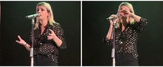 Copertina di Emma Marrone risponde dal palco agli insulti: “Non sarò mai come voi”. Poi si commuove: “I miei genitori li hanno letti…”