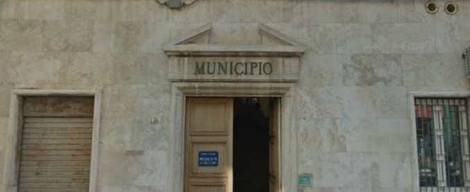 Abruzzo, a Ortona sindaco e giunta si aumentano gli stipendi: “Impegno part-time è causa di cattiva amministrazione”