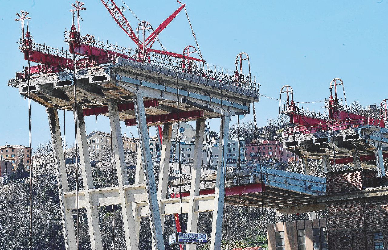 Morandi, l’accusa: “C’è amianto, demolizione pericolosa”