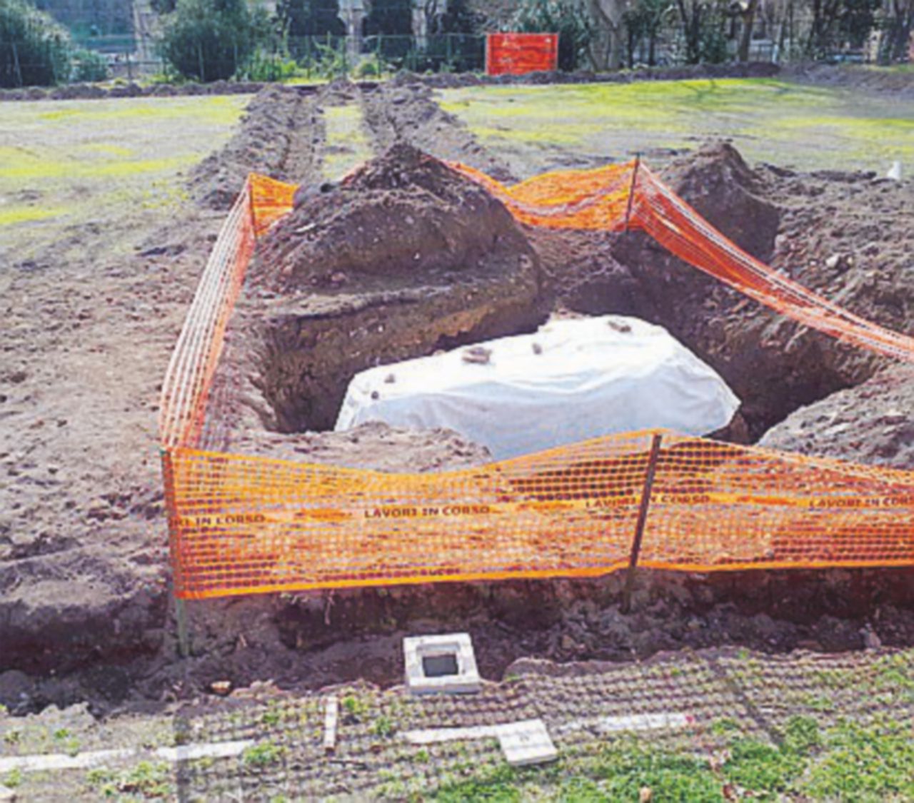 Campi di calcetto al Colosseo. Ma negli scavi affiorano le vestigia delle Terme di Tito