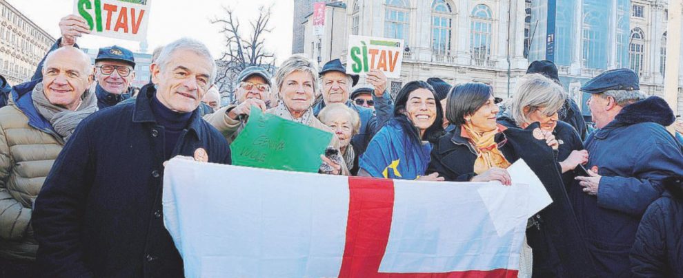 In piazza - Il governatore Sergio Chiamparino ha partecipato ai “flash mob” a favore dell’alta velocità - Ansa Tav e referendum: Chiamparino parla del nulla