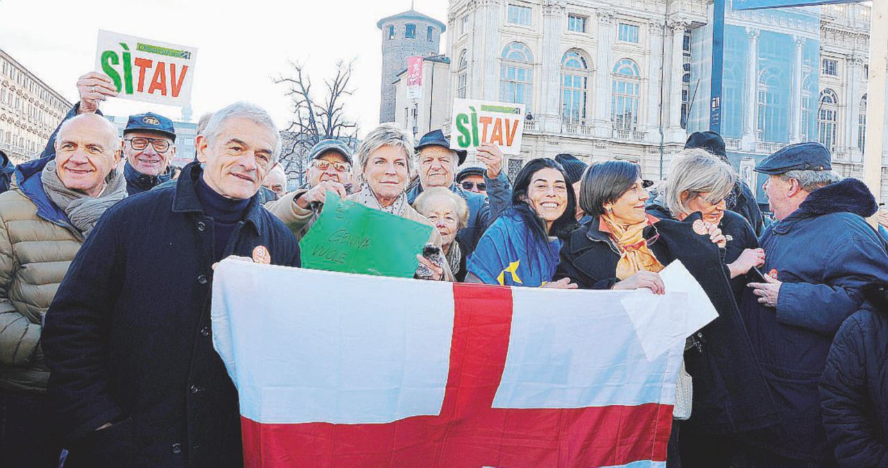 In piazza - Il governatore Sergio Chiamparino ha partecipato ai “flash mob” a favore dell’alta velocità - Ansa Tav e referendum: Chiamparino parla del nulla