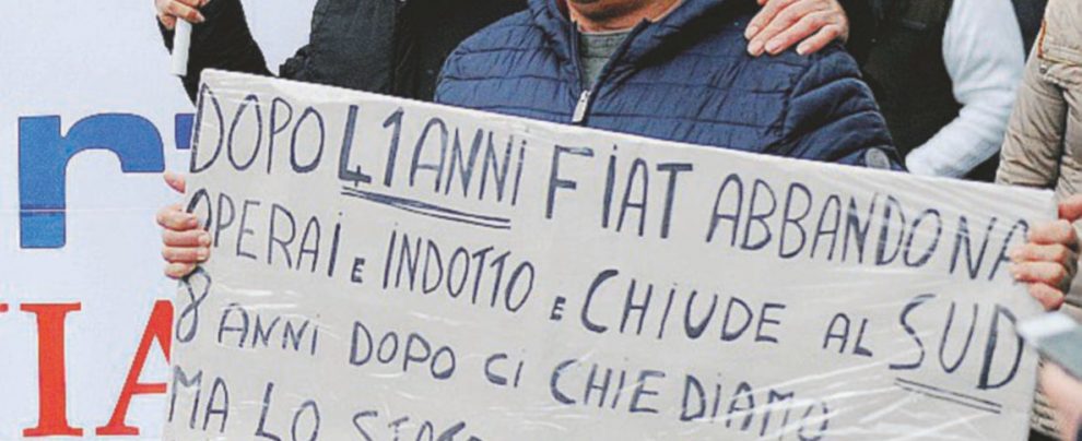 In strada - Un manifestante della Blutec - LaPresse Blutec, Di Maio: “Cig per 6 mesi”