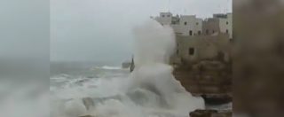 Copertina di Maltempo a Polignano a Mare, le onde si infrangono sulla coste e superano le case: la mareggiata record