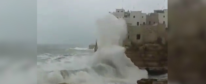 Copertina di Maltempo a Polignano a Mare, le onde si infrangono sulla coste e superano le case: la mareggiata record